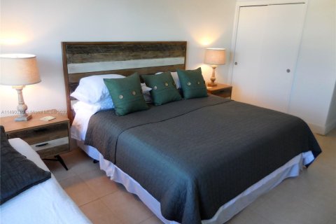 Condo in Miami Beach, Florida, 2 bedrooms  № 1978273 - photo 15