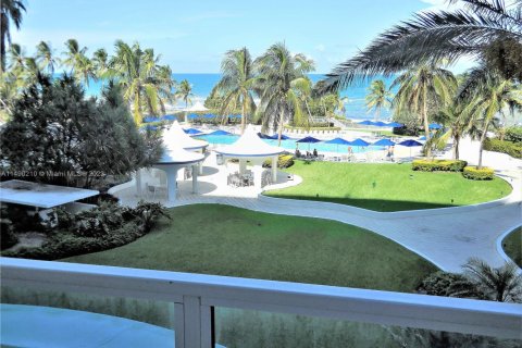 Condo in Miami Beach, Florida, 2 bedrooms  № 1978273 - photo 2