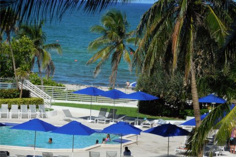 Condo in Miami Beach, Florida, 2 bedrooms  № 1978273 - photo 29