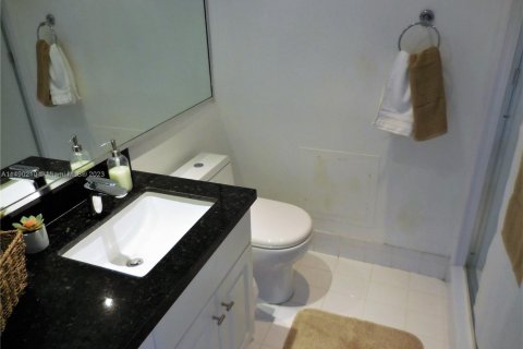 Condo in Miami Beach, Florida, 2 bedrooms  № 1978273 - photo 27