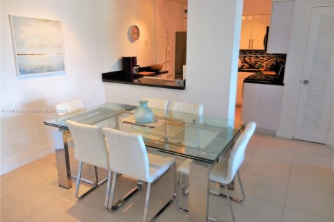 Condo in Miami Beach, Florida, 2 bedrooms  № 1978273 - photo 10