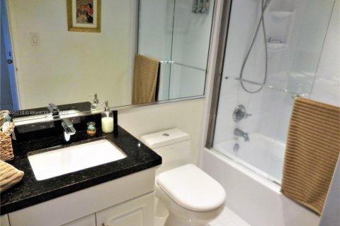 Condo in Miami Beach, Florida, 2 bedrooms  № 1978273 - photo 19