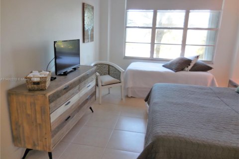 Condo in Miami Beach, Florida, 2 bedrooms  № 1978273 - photo 17