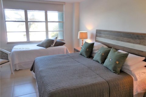 Condo in Miami Beach, Florida, 2 bedrooms  № 1978273 - photo 16