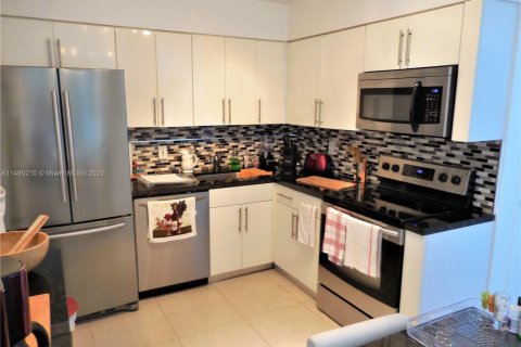 Condo in Miami Beach, Florida, 2 bedrooms  № 1978273 - photo 12