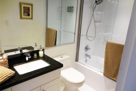 Condo in Miami Beach, Florida, 2 bedrooms  № 1978273 - photo 18
