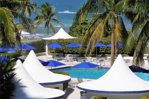 Condo in Miami Beach, Florida, 2 bedrooms  № 1978273 - photo 9