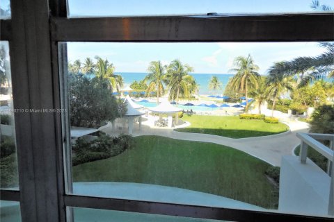 Condo in Miami Beach, Florida, 2 bedrooms  № 1978273 - photo 28