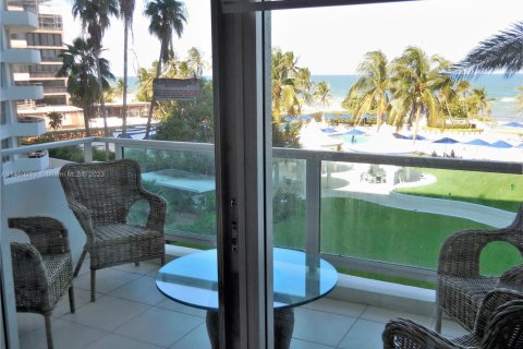 Condo in Miami Beach, Florida, 2 bedrooms  № 1978273 - photo 22