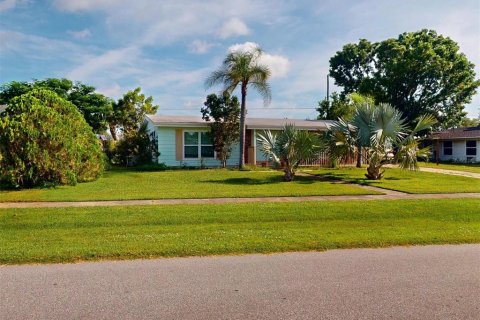House in Port Charlotte, Florida 2 bedrooms, 111.85 sq.m. № 1866240 - photo 1