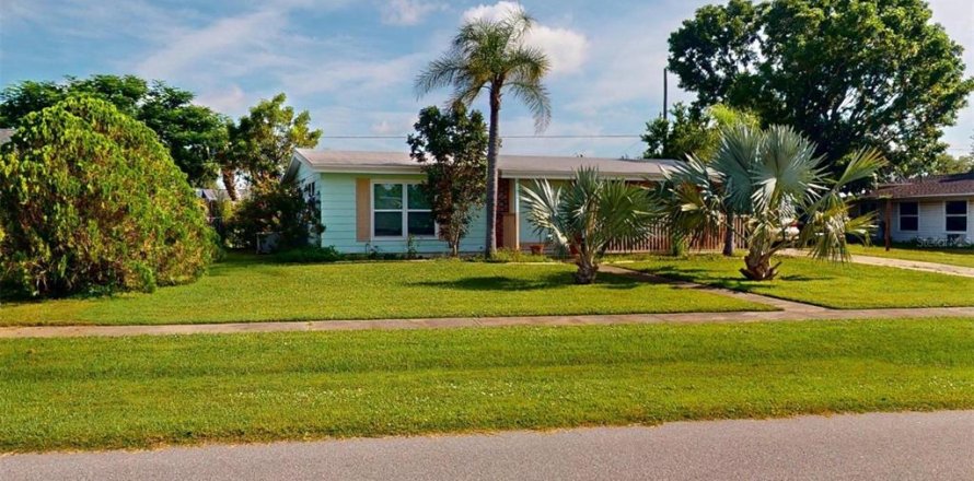 House in Port Charlotte, Florida 2 bedrooms, 111.85 sq.m. № 1866240