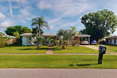 House in Port Charlotte, Florida 2 bedrooms, 111.85 sq.m. № 1866240 - photo 2