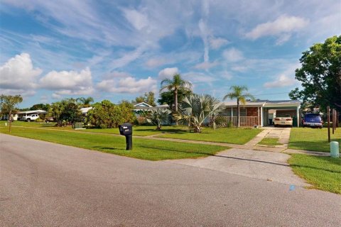 House in Port Charlotte, Florida 2 bedrooms, 111.85 sq.m. № 1866240 - photo 3