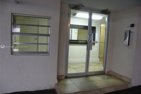 Condominio en venta en Miami Beach, Florida, 1 dormitorio, 61.5 m2 № 1839748 - foto 2