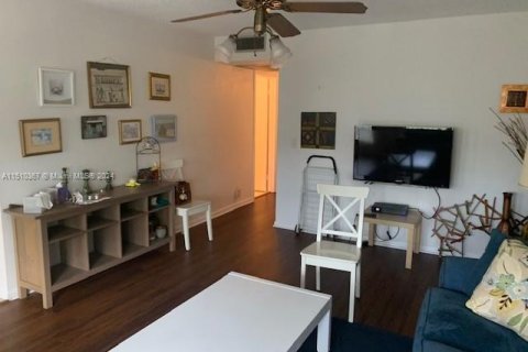 Купить кондоминиум в Пемброк-Пайнс, Флорида 2 спальни, 88.54м2, № 1981465 - фото 18