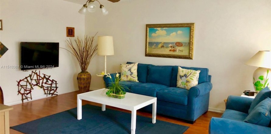 Кондоминиум с 2 спальнями в Пемброк-Пайнс, Флорида № 1981465