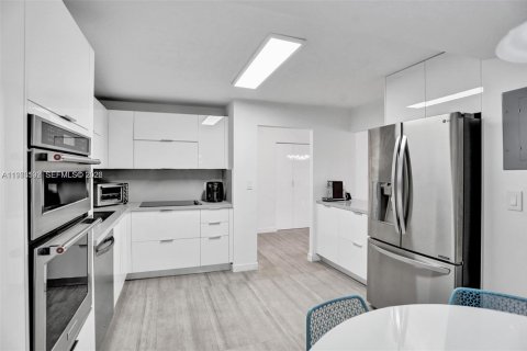 Condominio en venta en Hallandale Beach, Florida, 2 dormitorios, 146.79 m2 № 2042666 - foto 5