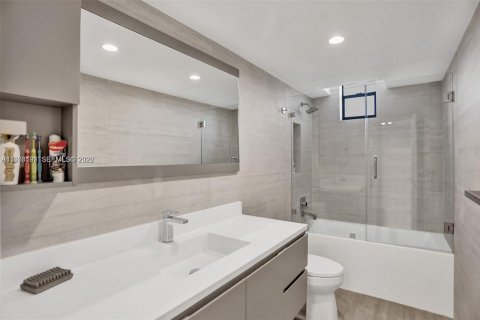 Condominio en venta en Hallandale Beach, Florida, 2 dormitorios, 146.79 m2 № 2042666 - foto 17