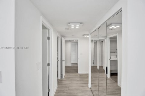 Condominio en venta en Hallandale Beach, Florida, 2 dormitorios, 146.79 m2 № 2042666 - foto 12
