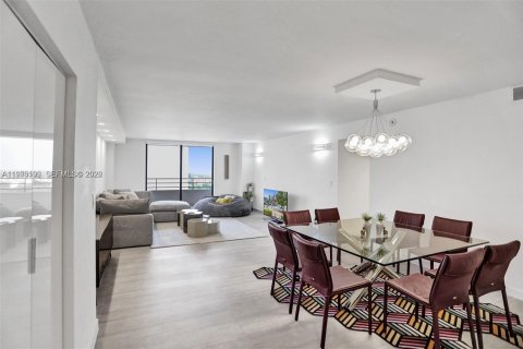 Condominio en venta en Hallandale Beach, Florida, 2 dormitorios, 146.79 m2 № 2042666 - foto 7