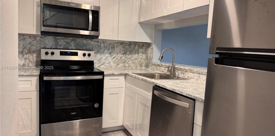 Adosado en Opa-locka, Florida 3 dormitorios, 116.41 m2 № 1992003