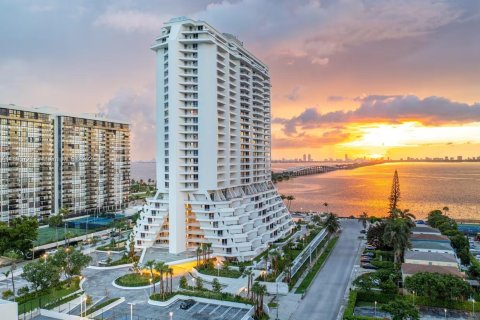 Apartamento en alquiler en Miami, Florida, 2 dormitorios, 130.43 m2 № 1950002 - foto 1