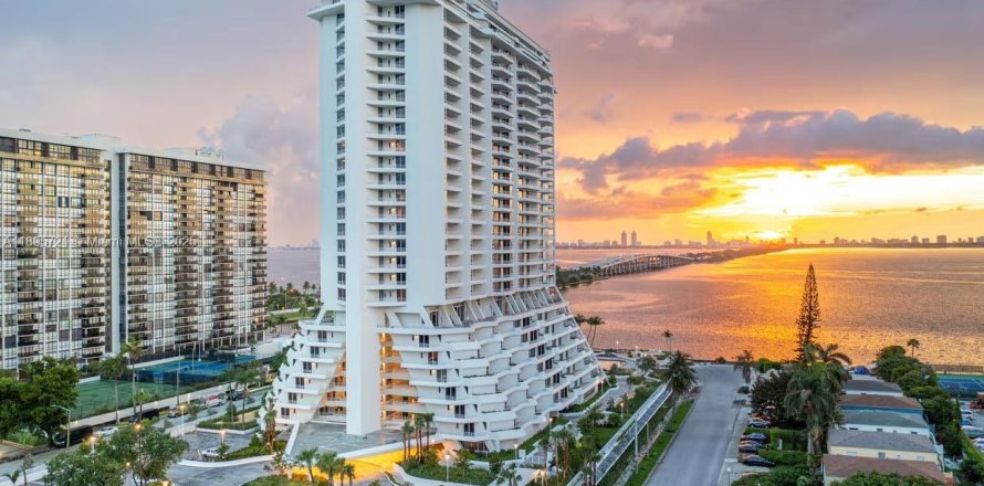 Apartamento en Miami, Florida 2 dormitorios, 130.43 m2 № 1950002