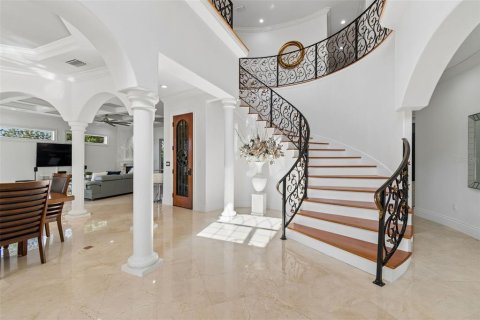 House in Tampa, Florida 6 bedrooms, 542.27 sq.m. № 2093798 - photo 10