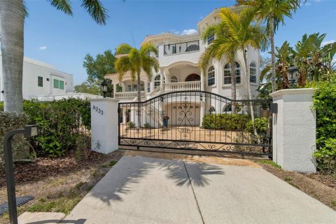 House in Tampa, Florida 6 bedrooms, 542.27 sq.m. № 2093798 - photo 2