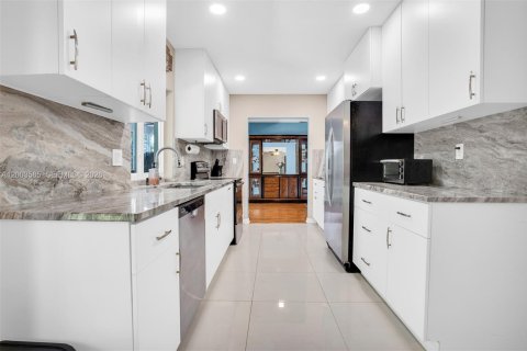 House in Plantation, Florida 4 bedrooms, 166.39 sq.m. № 2069387 - photo 14