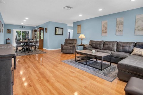 House in Plantation, Florida 4 bedrooms, 166.39 sq.m. № 2069387 - photo 2