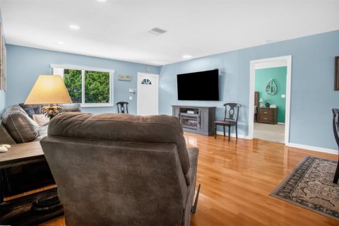 House in Plantation, Florida 4 bedrooms, 166.39 sq.m. № 2069387 - photo 4