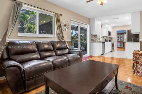 House in Plantation, Florida 4 bedrooms, 166.39 sq.m. № 2069387 - photo 17