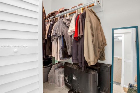 House in Plantation, Florida 4 bedrooms, 166.39 sq.m. № 2069387 - photo 24