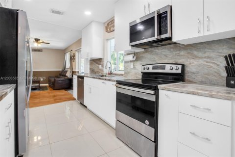 House in Plantation, Florida 4 bedrooms, 166.39 sq.m. № 2069387 - photo 11