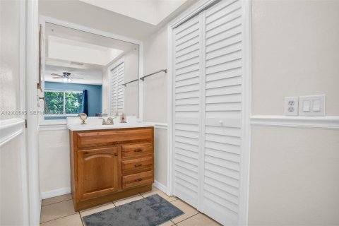 House in Plantation, Florida 4 bedrooms, 166.39 sq.m. № 2069387 - photo 23