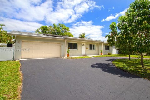 House in Plantation, Florida 4 bedrooms, 166.39 sq.m. № 2069387