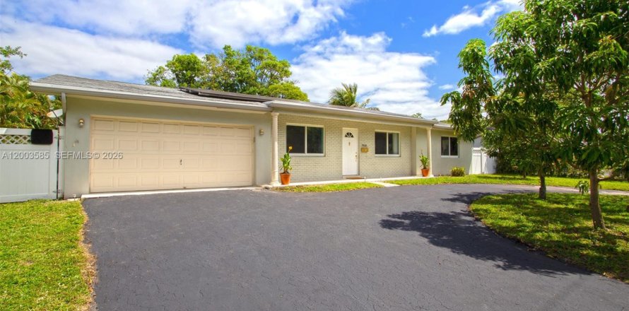 House in Plantation, Florida 4 bedrooms, 166.39 sq.m. № 2069387