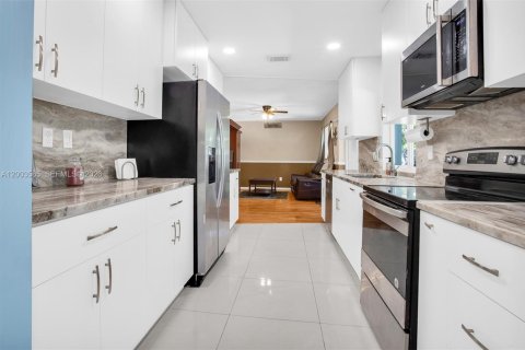 House in Plantation, Florida 4 bedrooms, 166.39 sq.m. № 2069387 - photo 10