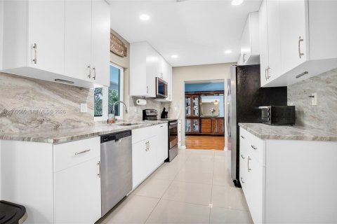 House in Plantation, Florida 4 bedrooms, 166.39 sq.m. № 2069387 - photo 13