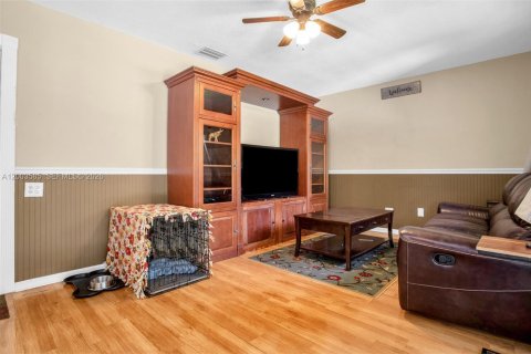 House in Plantation, Florida 4 bedrooms, 166.39 sq.m. № 2069387 - photo 15