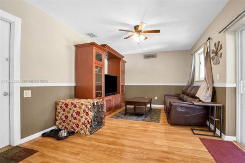 House in Plantation, Florida 4 bedrooms, 166.39 sq.m. № 2069387 - photo 16