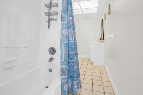 House in Plantation, Florida 4 bedrooms, 166.39 sq.m. № 2069387 - photo 29