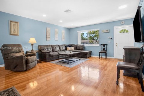 House in Plantation, Florida 4 bedrooms, 166.39 sq.m. № 2069387 - photo 3