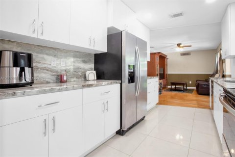 House in Plantation, Florida 4 bedrooms, 166.39 sq.m. № 2069387 - photo 12