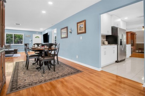 House in Plantation, Florida 4 bedrooms, 166.39 sq.m. № 2069387 - photo 8