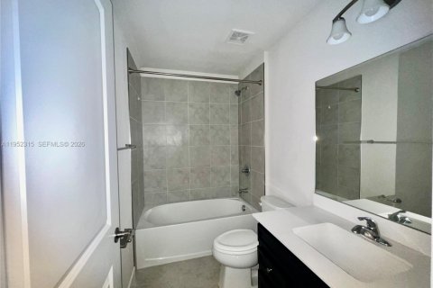 Снять в аренду таунхаус в Флорида-Сити, Флорида 3 спальни, 132.39м2, № 2007367 - фото 11