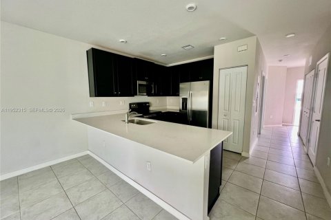 Снять в аренду таунхаус в Флорида-Сити, Флорида 3 спальни, 132.39м2, № 2007367 - фото 14