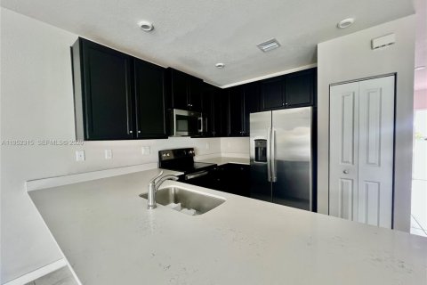 Снять в аренду таунхаус в Флорида-Сити, Флорида 3 спальни, 132.39м2, № 2007367 - фото 13