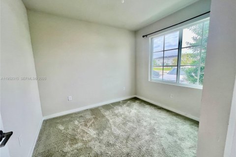 Снять в аренду таунхаус в Флорида-Сити, Флорида 3 спальни, 132.39м2, № 2007367 - фото 2